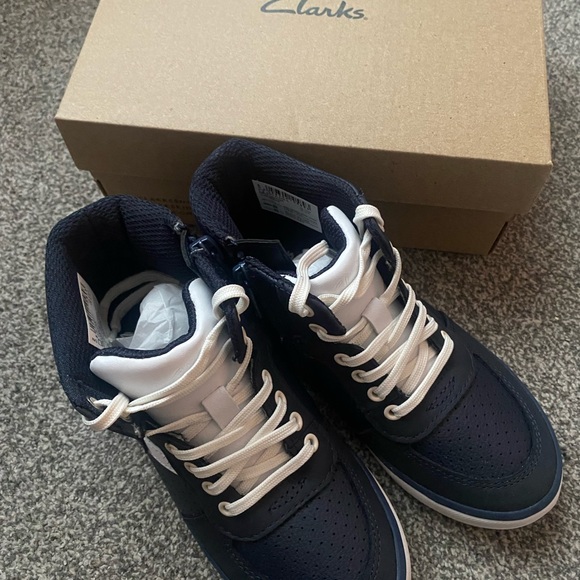 Clarks Kids Navy trainers size 11.5 G Wide Fit - Picture 4 of 5